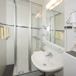 Bad Doppelzimmer