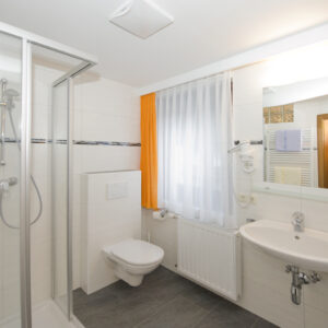 Bad Doppelzimmer