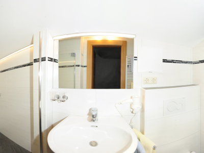 Bad Dreibettzimmer